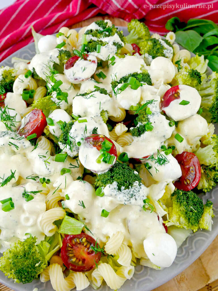 Sałatka z brokułem i makaronem – pyszna i kolorowa