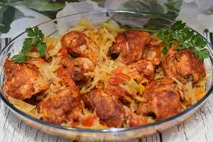 Pieczone udka na kapuście