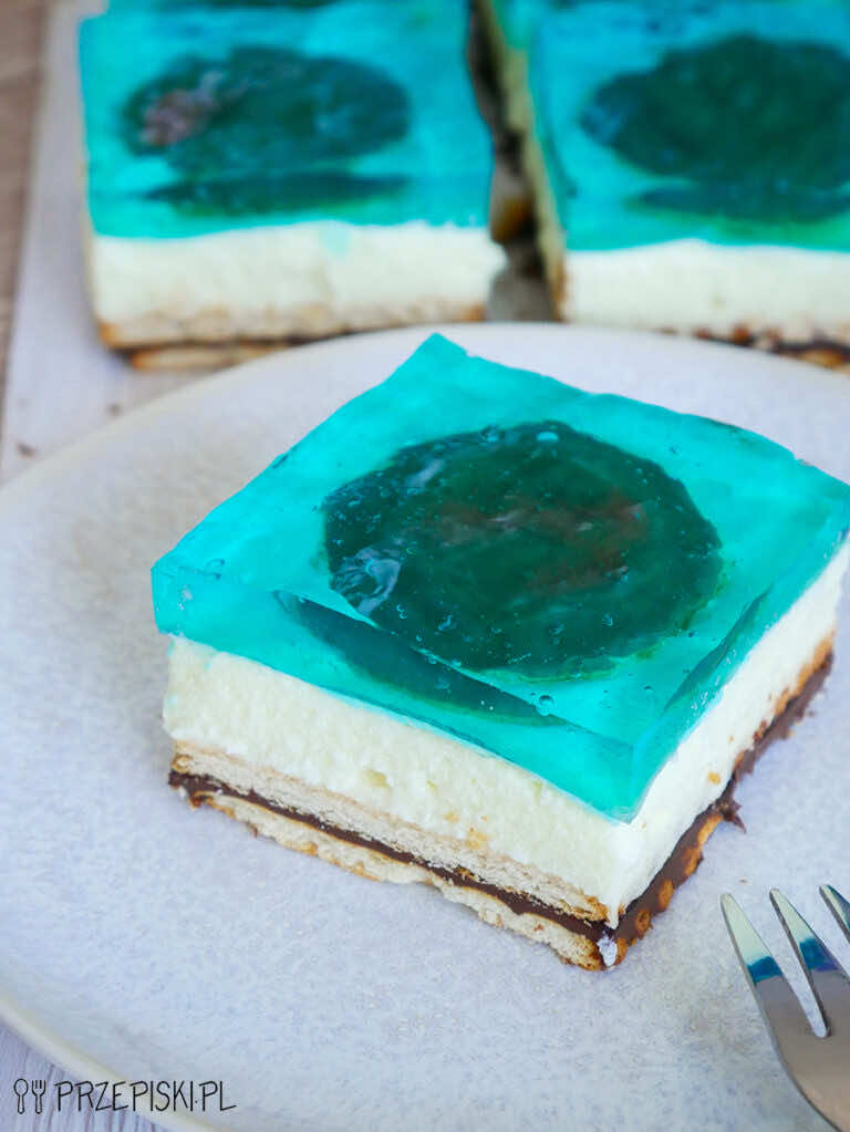 Ciasto z niebieską galaretką