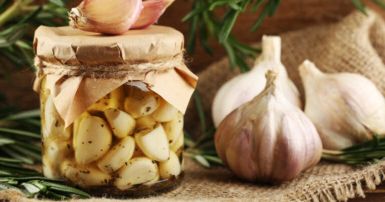 Przepis na kiszony czosnek – dlaczego warto go jeść?