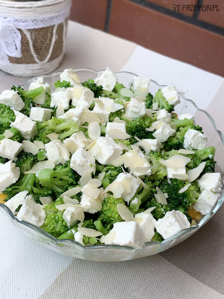 Sałatka z brokułem i fetą