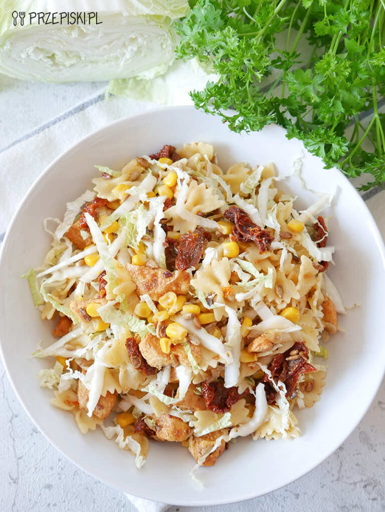 Sałatka z suszonymi pomidorami i kapustą pekińską