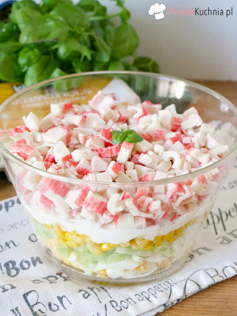 Warstwowa sałatka surimi