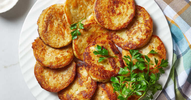 Ścieranie ziemniaków na placki na małych czy dużych oczkach?