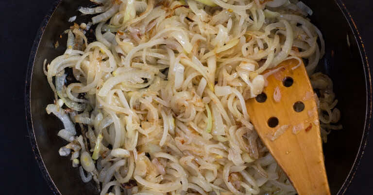 Przepis na karmelizowaną cebulę