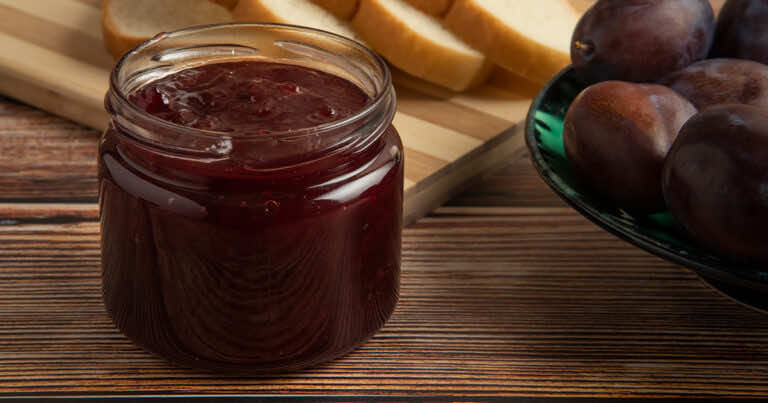Zapomnij o mieszaniu konfitury ze śliwek. Zrób ją w piekarniku