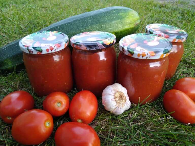 Sos pomidorowo-cukiniowy z bazylią i czosnkiem