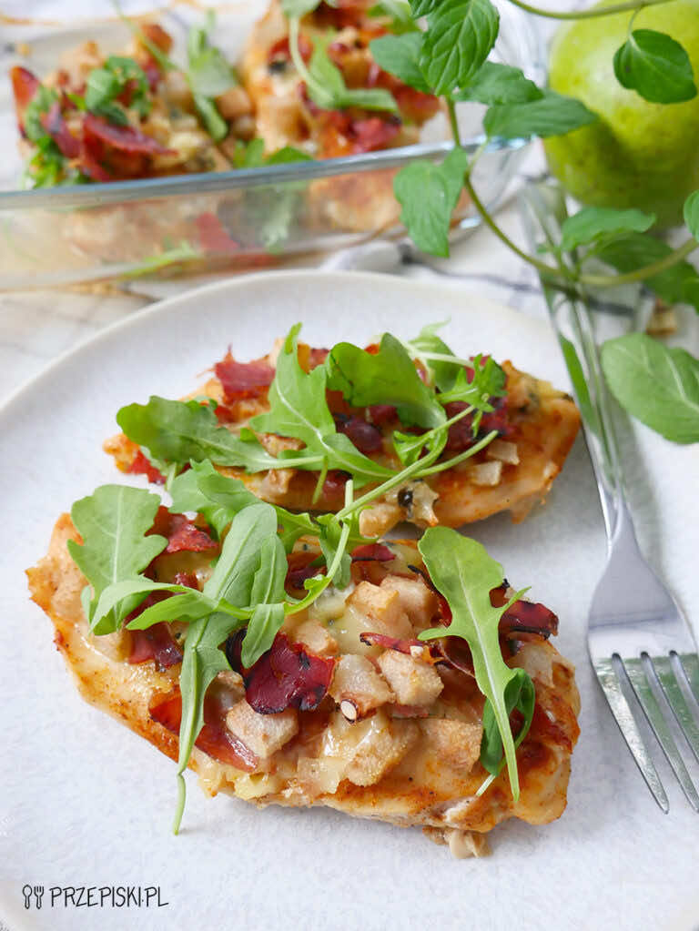 Kurczak zapiekany z serem pleśniowym i gruszką