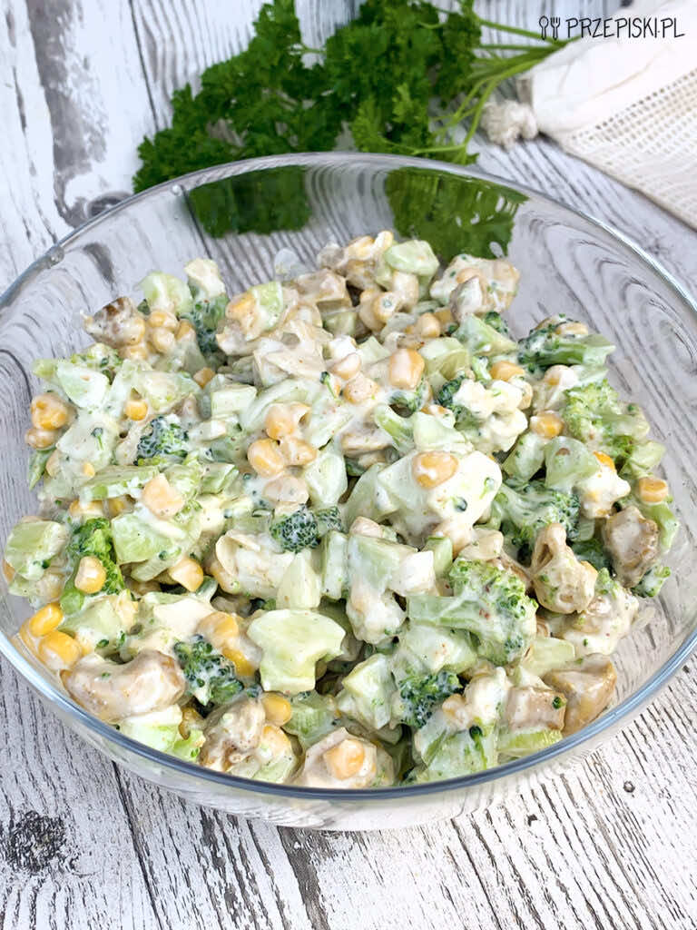 Sałatka z brokułem i świeżym ogórkiem