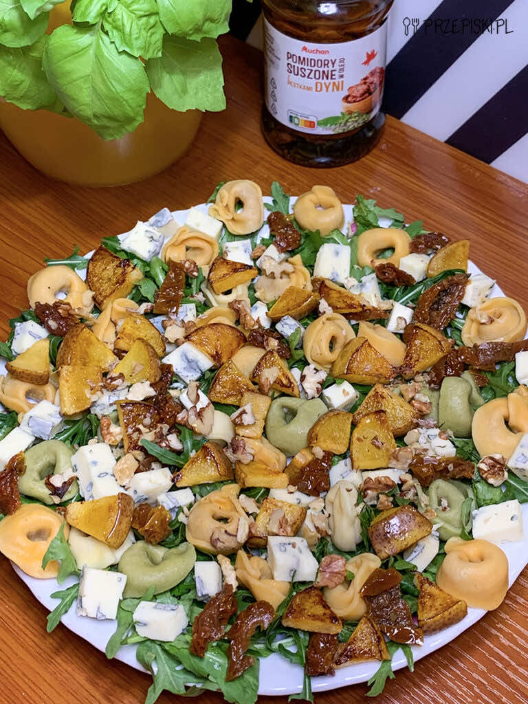 Sałatka z tortellini i grillowaną gruszką