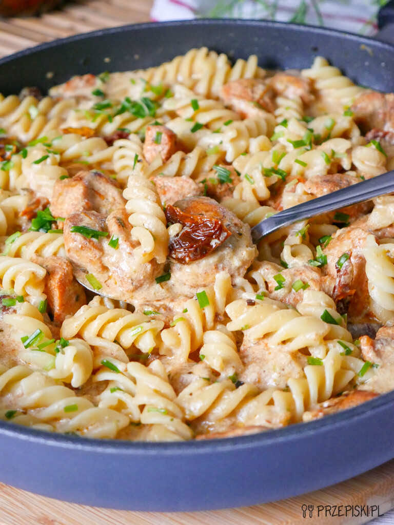 Makaron z kurczakiem z patelni