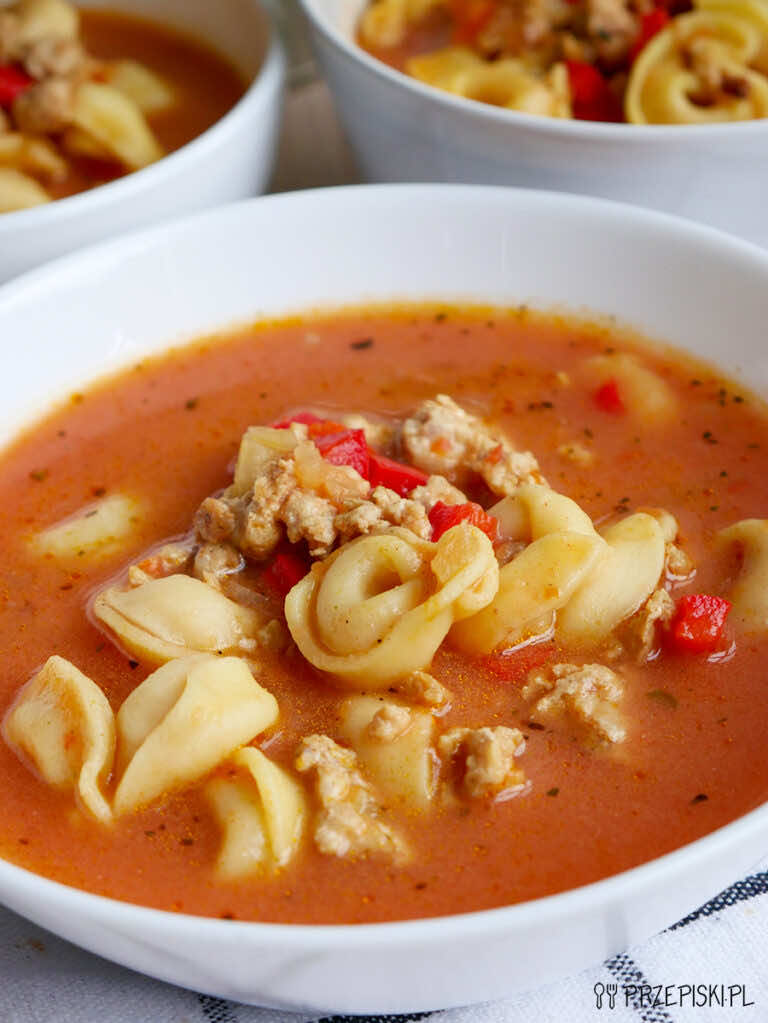 Zupa z tortellini i mięsem mielonym