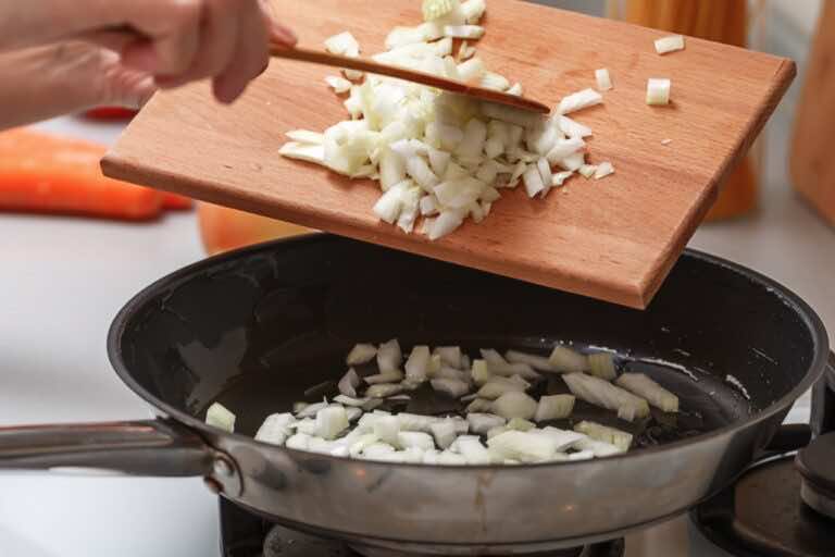 Podczas smażenia cebuli dodaj do niej cukru – zobacz dlaczego