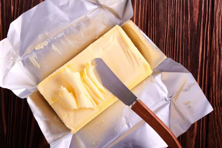 Nie wyrzucaj papierków po maśle. Zobacz, jak je wykorzystać