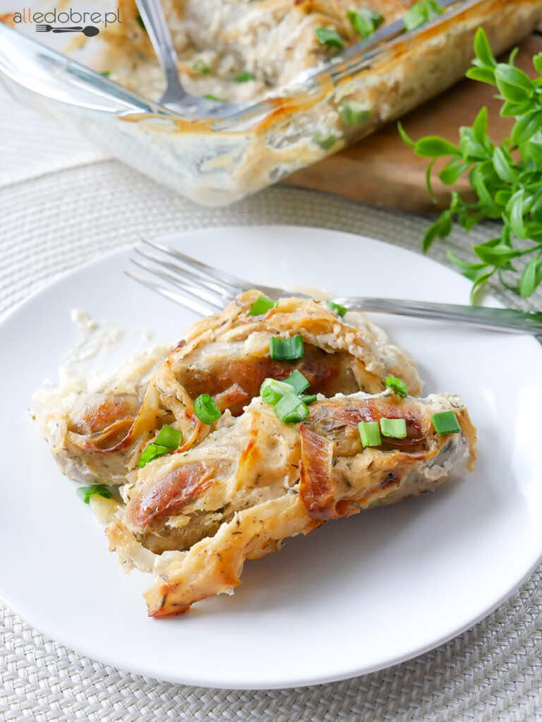 Biała kiełbasa pieczona w sosie chrzanowym