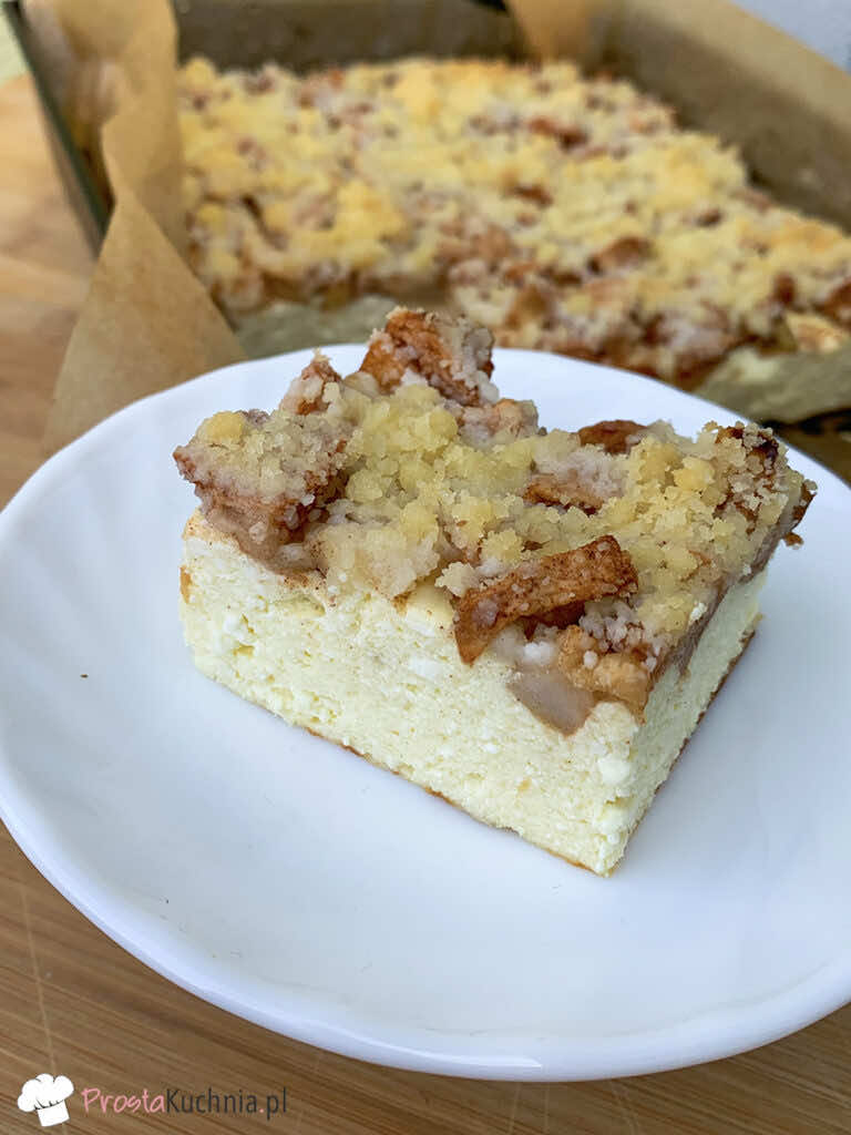 Cynamonowy sernik z jabłkami