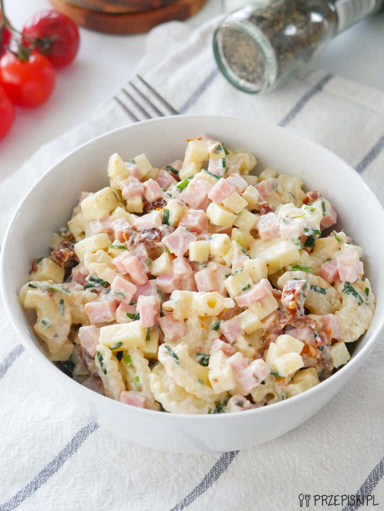 Sałatka makaronowa z suszonymi pomidorami
