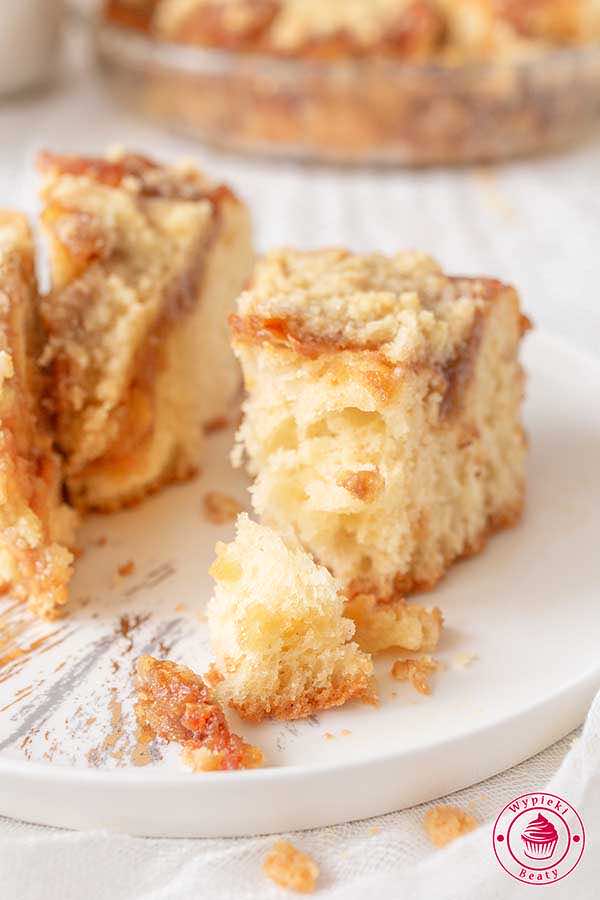 Ciasto drożdżowe z bananami w karmelu