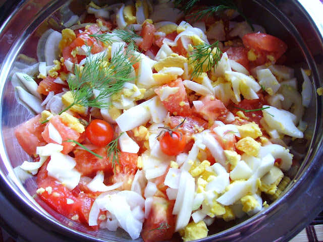 Pomidor, jajko, cebulka. Szybka smaczna sałatka do obiadu i na grilla.