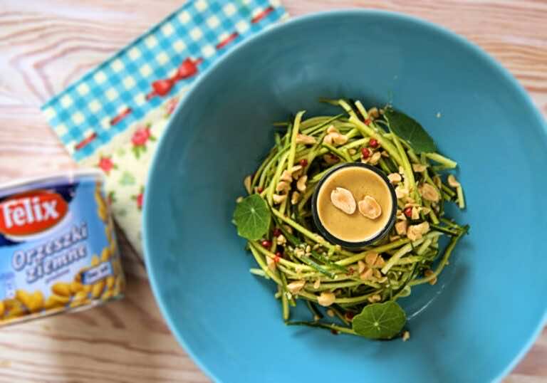 Spaghetti z cukinii z sosem orzechowym