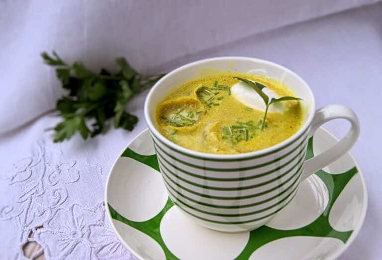 Rozgrzewająca zupa z cukinii i listków brukselki