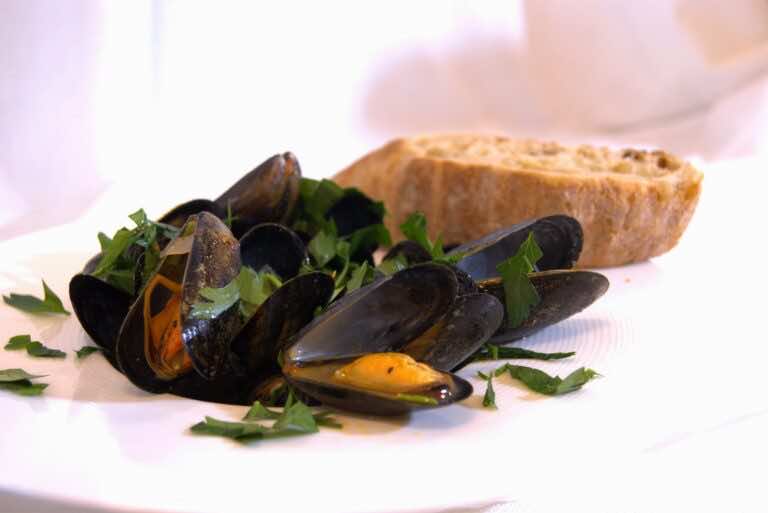 Mule w sosie cydrowo-cytrynowym z masłem ziołowym i pikantną konfiturą