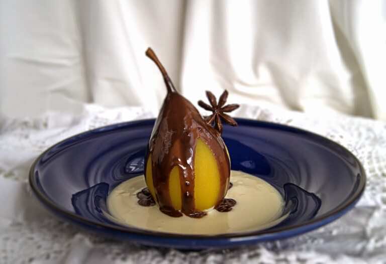 Gruszki winno-korzenne w sosie czekoladowym