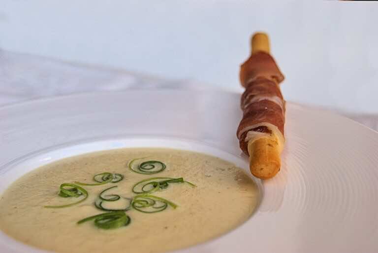 Krem z białych warzyw z pesto i rukolą