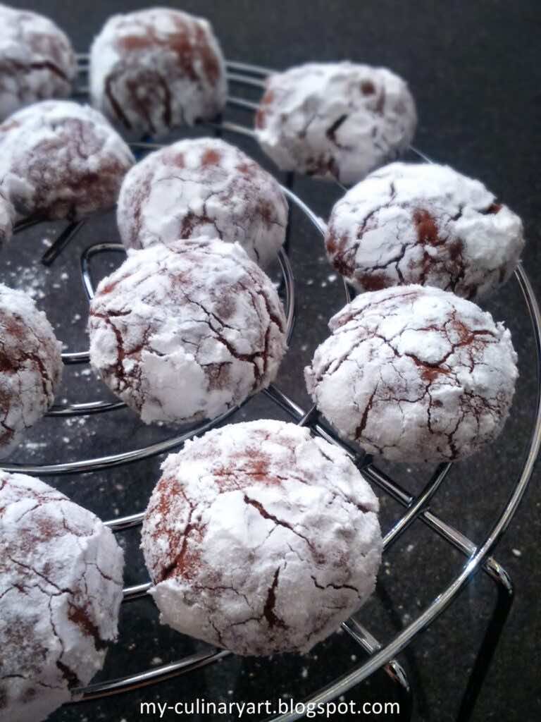 Popękane ciasteczka czekoladowe