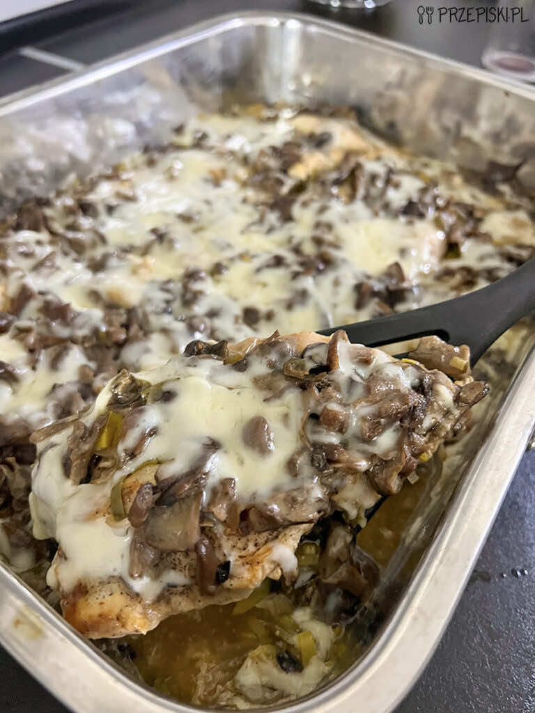 Kurczak zapiekany z grzybami i porem