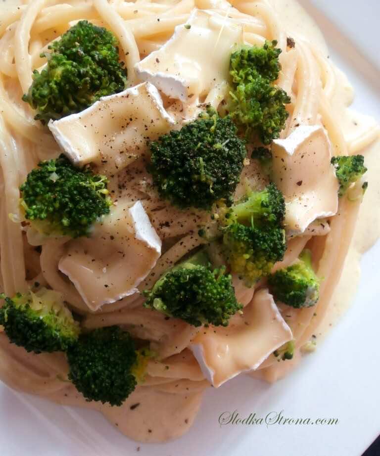 Makaron z Brokułami, Serkiem Brie i Sosem Serowym