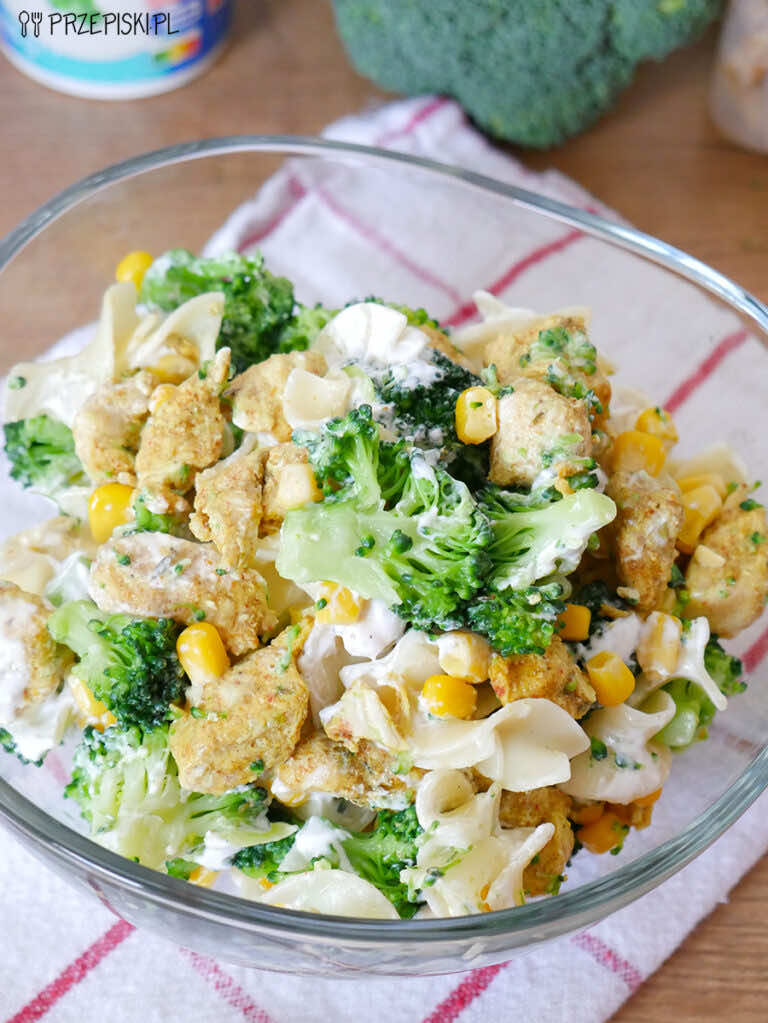 Makaronowa sałatka z brokułem i kurczakiem