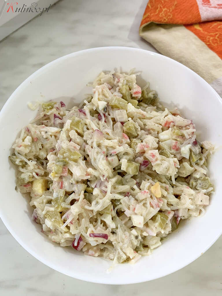 Sałatka krabowa z ogórkami konserwowymi