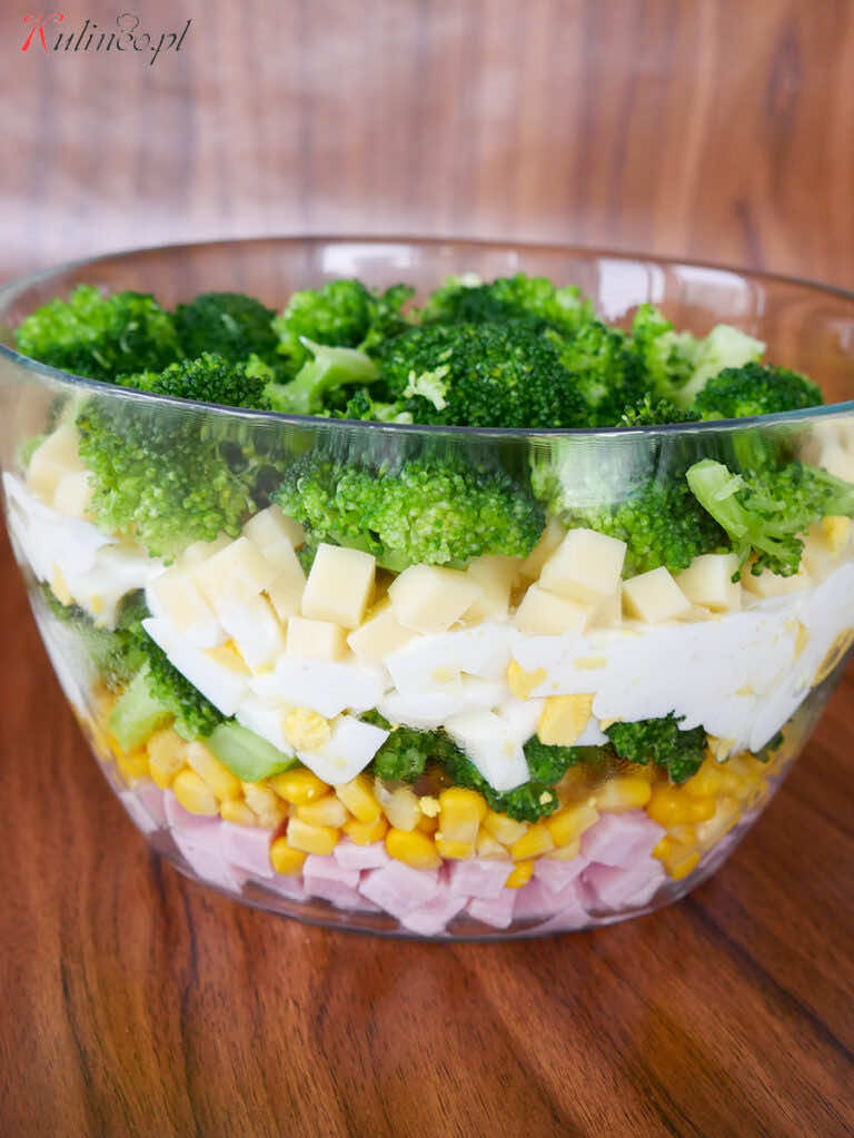 Sałatka warstwowa z jajkiem i brokułem