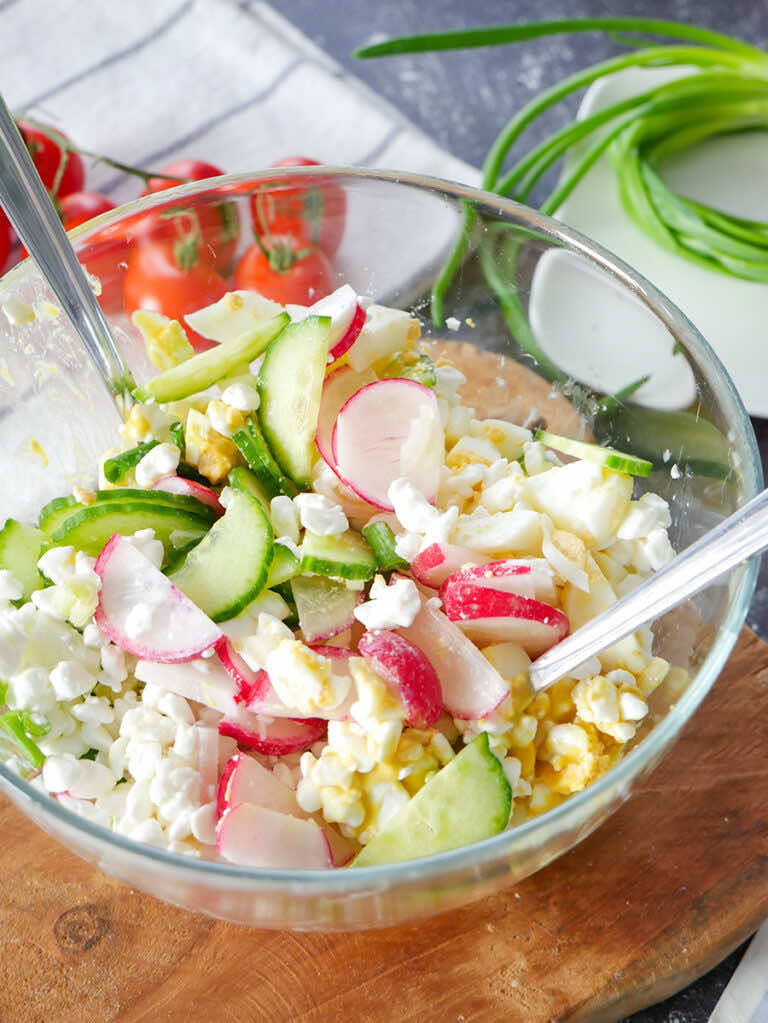 Sałatka z serkiem wiejskim – przepis