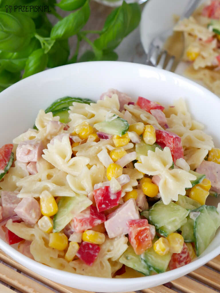 Sałatka z szynką i świeżym ogórkiem