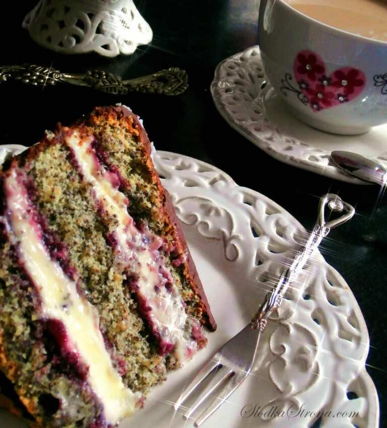 Tort Makowy z Masą Budyniową i Konfiturą z Czarnych Porzeczek