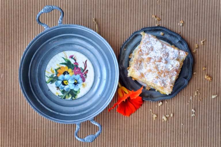 Ciasto budyniowe z brzoskwiniami.