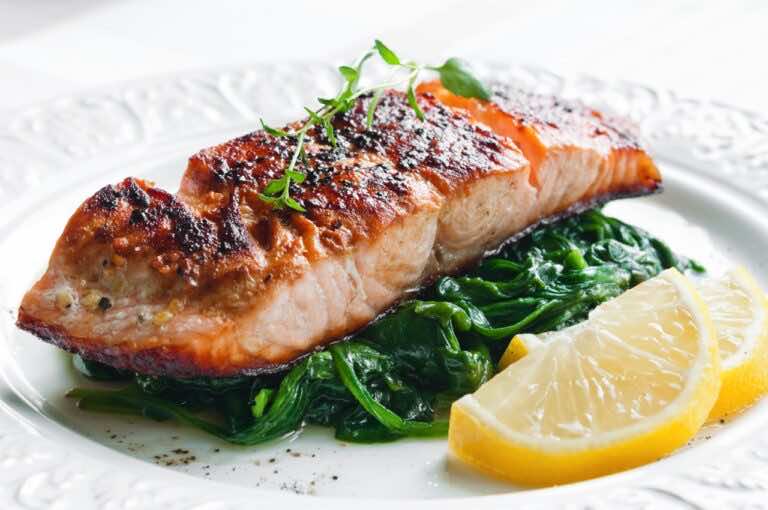 Przepis na łososia pieczonego ze szpinakiem