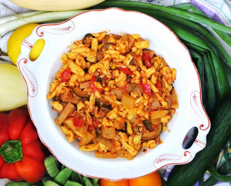 Spaetzle z gulaszem warzywnym