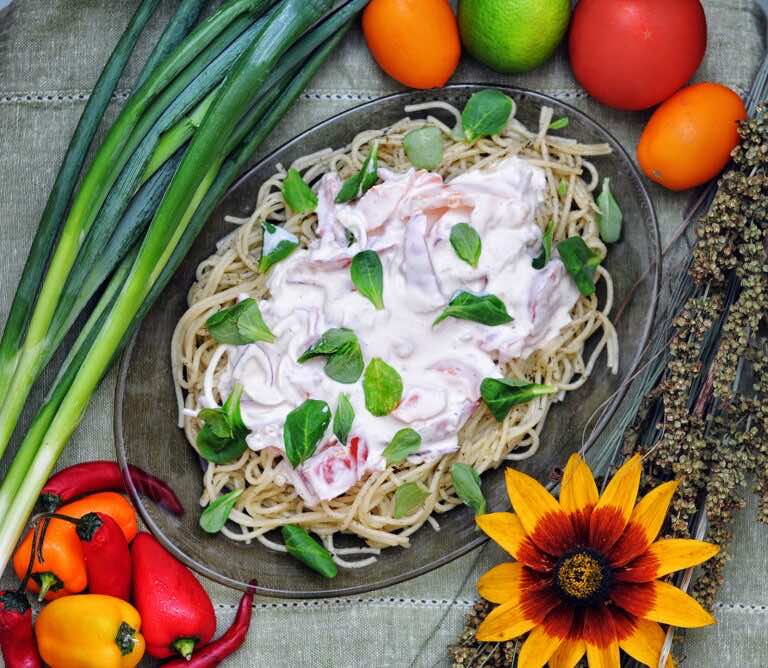 Makaron z pomidorami i jogurtem.