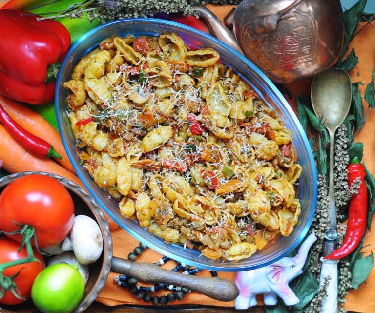 Makaron gnocchi z soczewicą i warzywami.