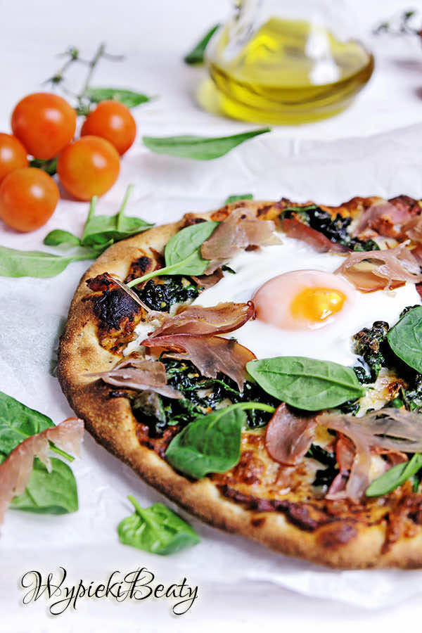 Pizza ze szpinakiem i jajkiem
