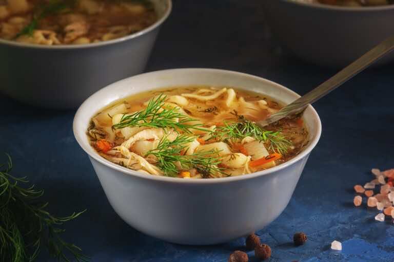 Pieczony rosół – zobacz, jak zrobić pieczony rosół z kurczaka. Rosół idealny!