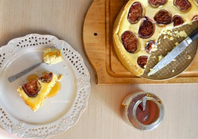 Sernik z białą czekoladą i figami