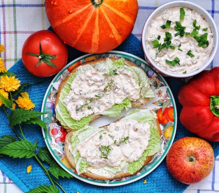 Pasta serowa z suszonymi pomidorami.