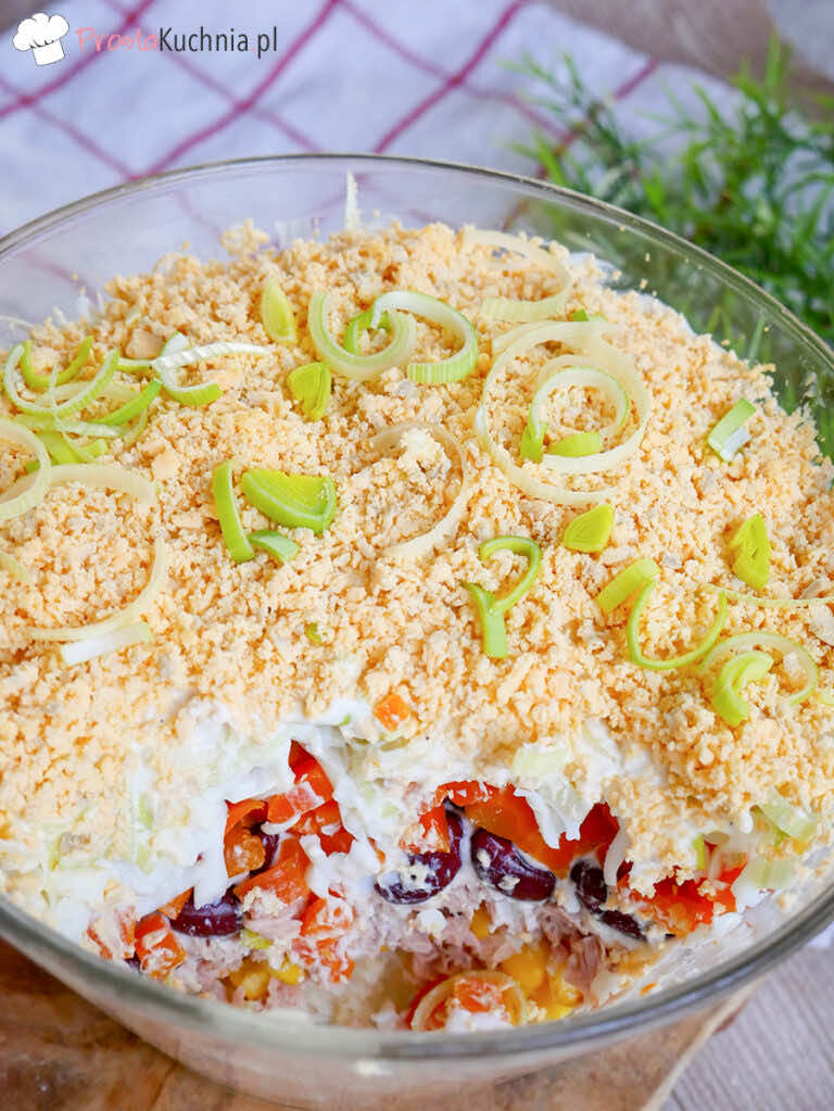 Warstwowa sałatka z jajkiem i marchewką