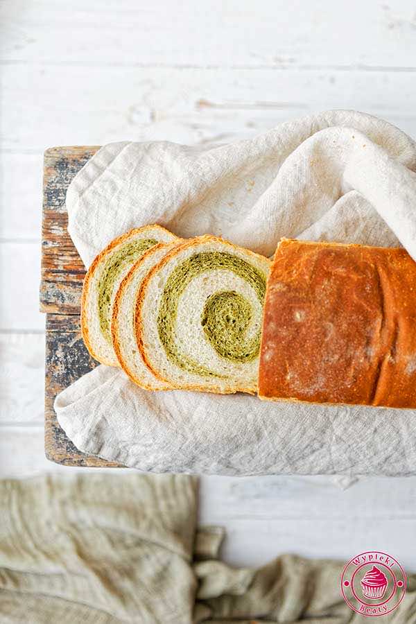 Drożdżowy chleb z matcha
