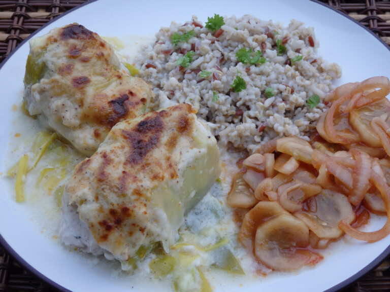 Roladki drobiowe w porach zapiekane pod beszamelem